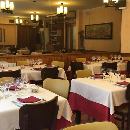 Hostal Montana Alins Zewnętrze zdjęcie