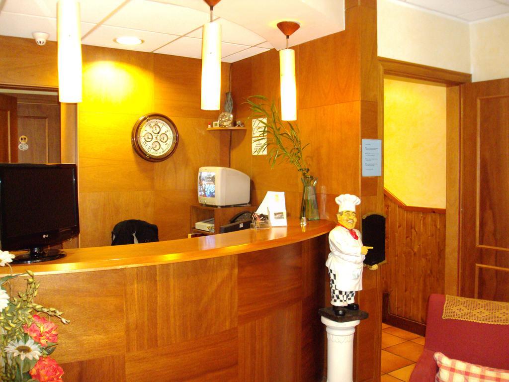 Hostal Montana Alins Zewnętrze zdjęcie