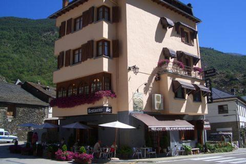 Hostal Montana Alins Zewnętrze zdjęcie