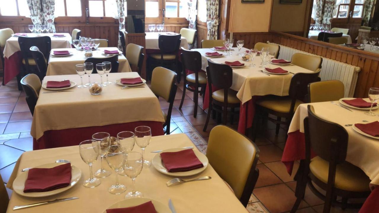 Hostal Montana Alins Zewnętrze zdjęcie
